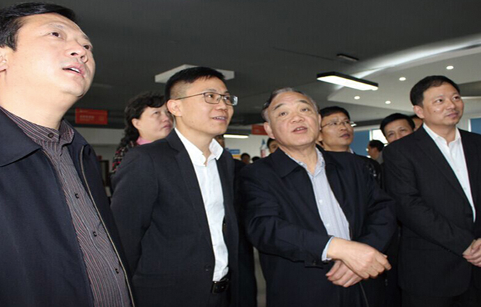 省政府辦公廳、市人大領(lǐng)導(dǎo)一行到電商基地及我司調(diào)研參觀