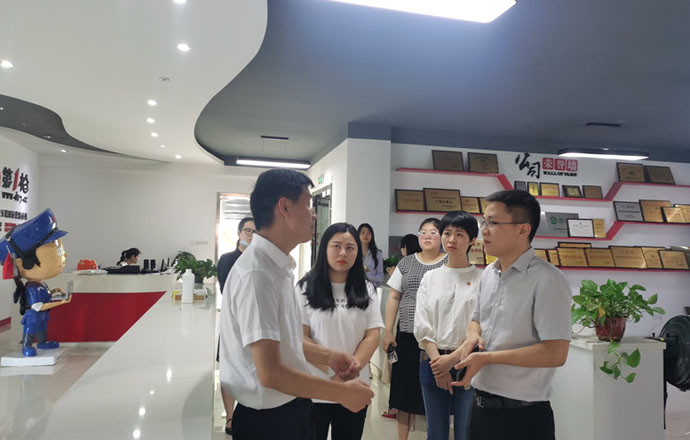 團市委書記劉眾星一行參觀調(diào)研第一槍公司團建工作